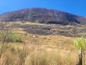 Penhasco de onde carro caiu
