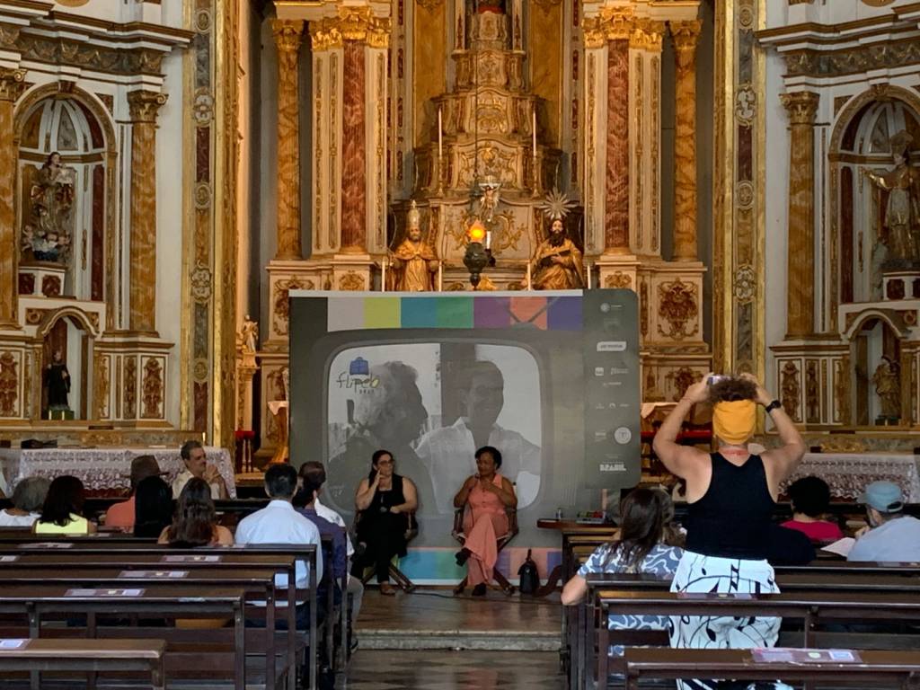 O que faz foto de Jorge Amado em frente a altar de igreja no Pelourinho