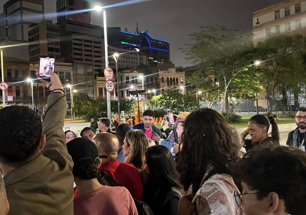 Algemas e animal de estimação: os presentes de fãs para Bruna marquezine