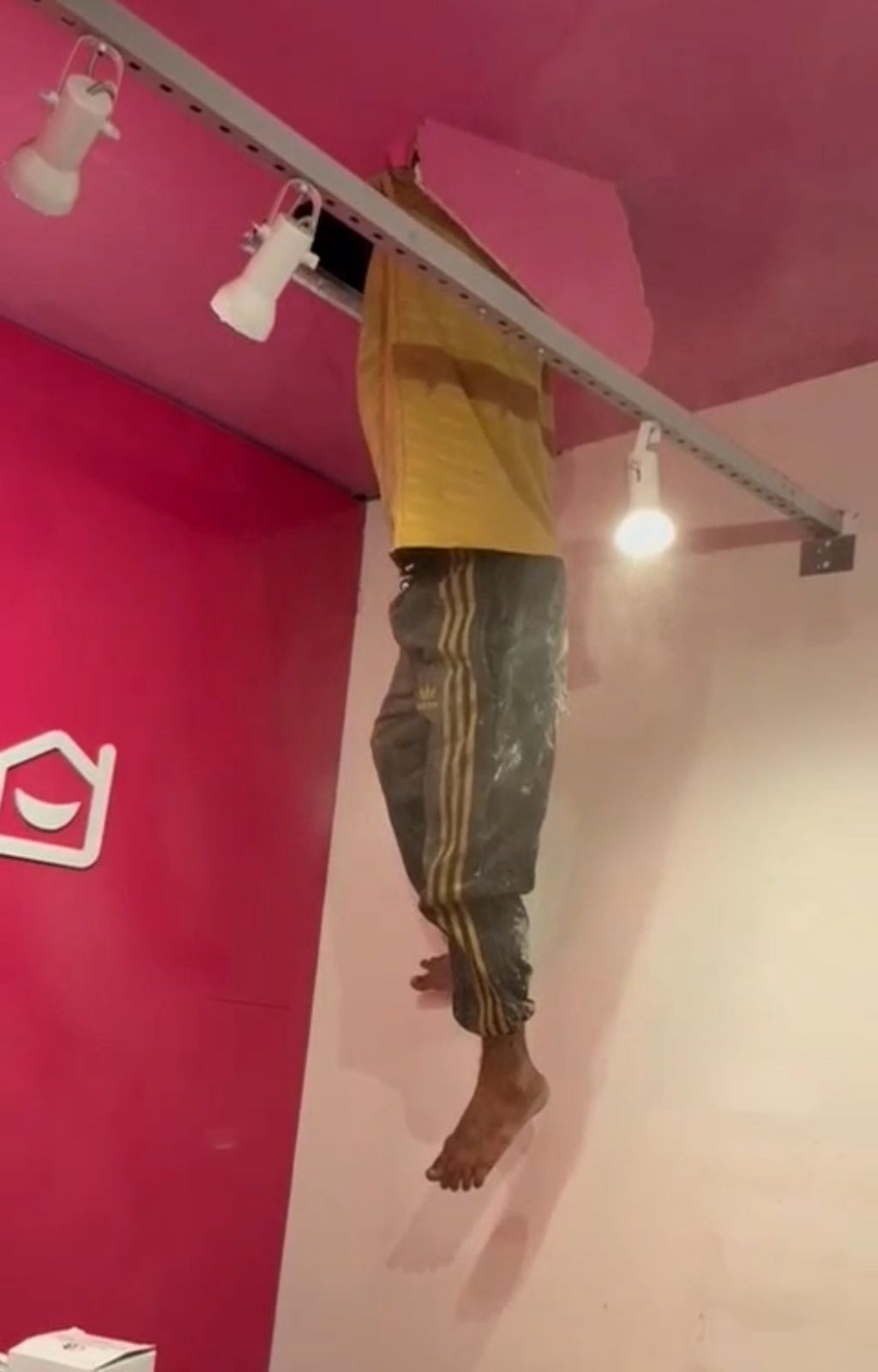 Com 86 passagens pela polícia, jovem detido em forro de loja tinha saído da prisão no último mês