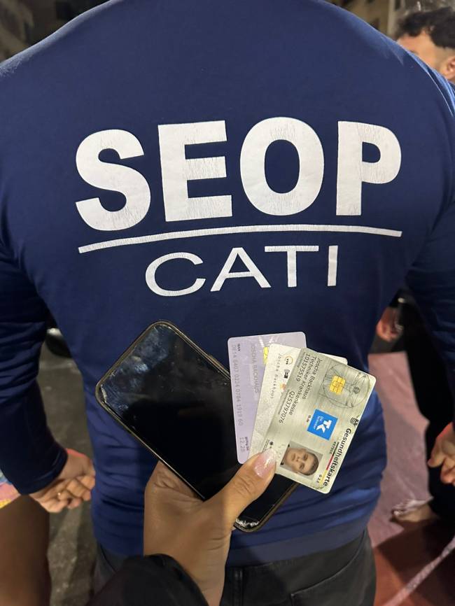 Objetos recuperados pela polícia após o assalto.