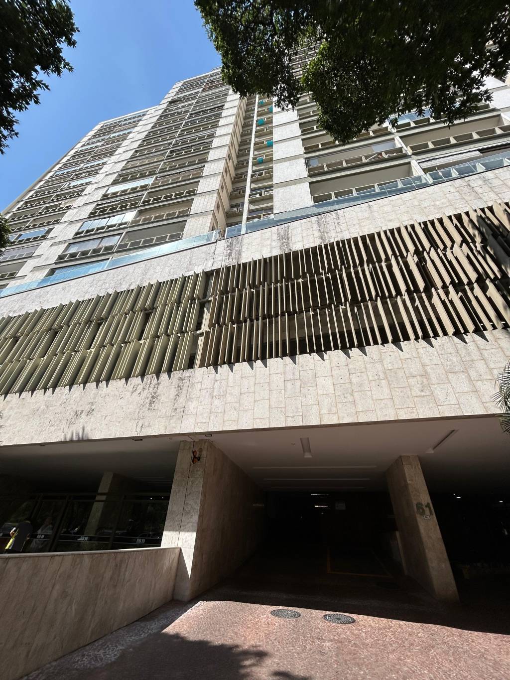 Homens armados invadem prédio no Flamengo em busca de alvo único no andar do secretário André Moura