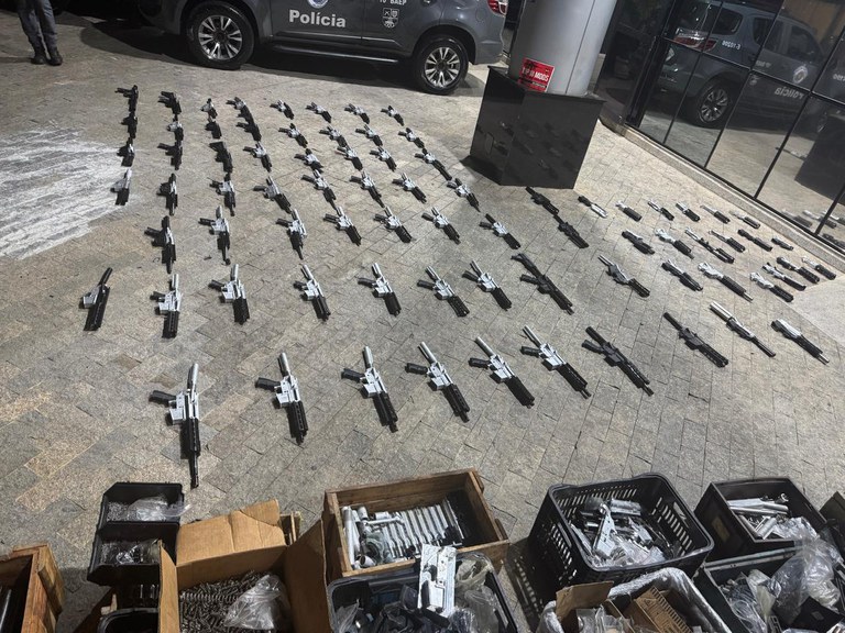 Polícias desmantelam fábrica clandestina de fuzil no interior de São Paulo