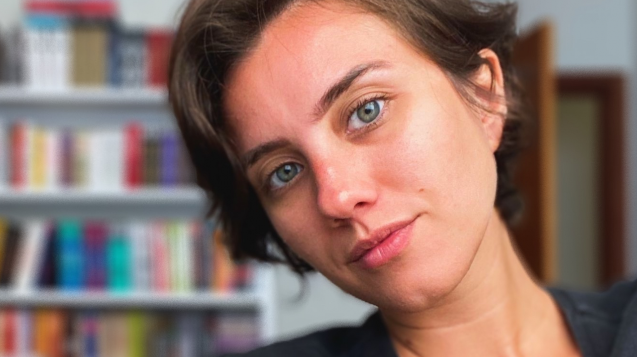 Isabella Cêpa, militante feminista brasileira que recebeu asilo político na Europa após ser processada por Erika Hilton.