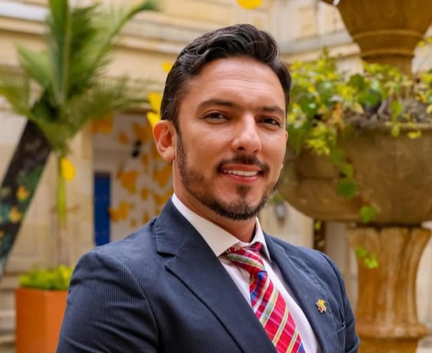 Ex-ator pornô se torna ministro da Igualdade na Colômbia