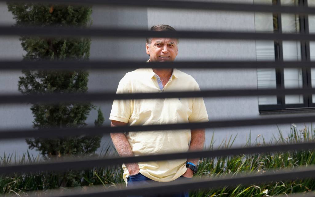 O apelo de aliados para que Bolsonaro rompa o silêncio e controle os próprios filhos