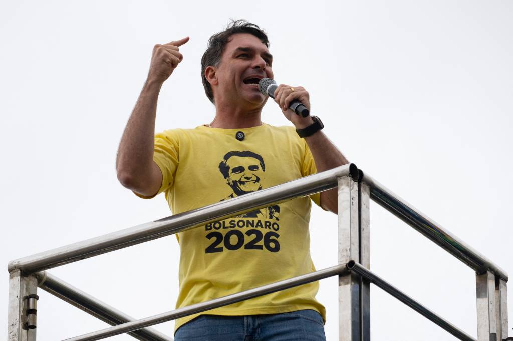 O jogo de ameaças entre o Centrão e o clã Bolsonaro