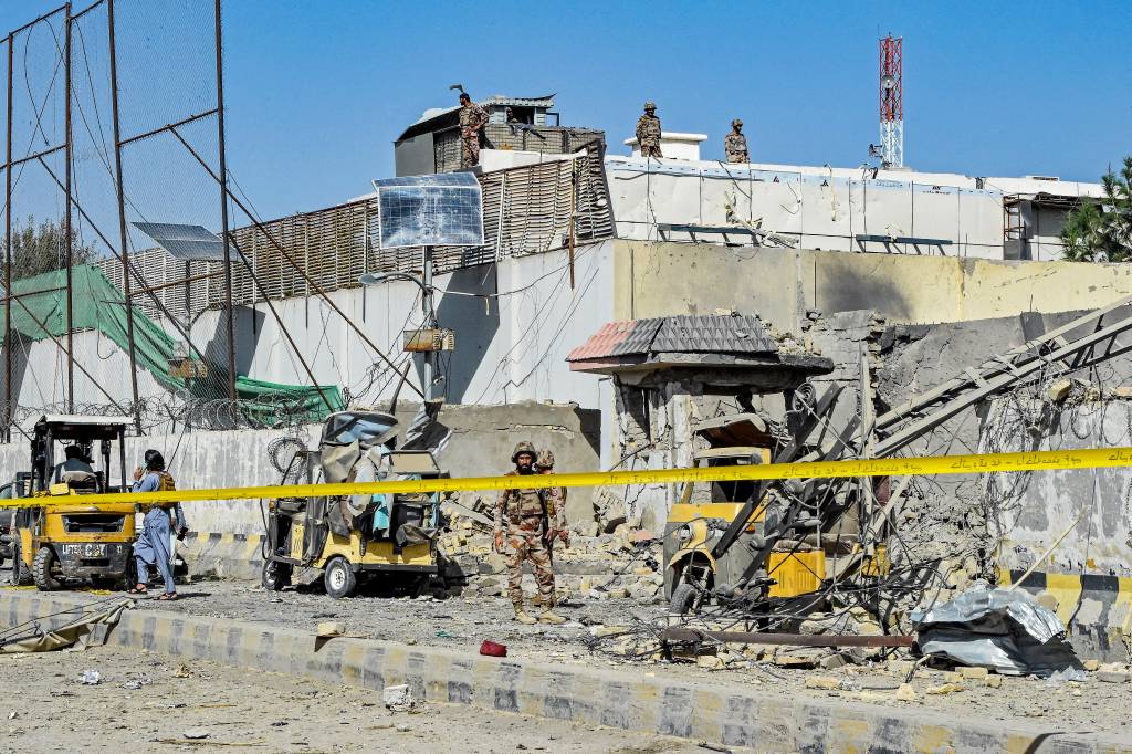 Atentado com carro-bomba a quartel paramilitar do Paquistão deixa 10 mortos; veja vídeos