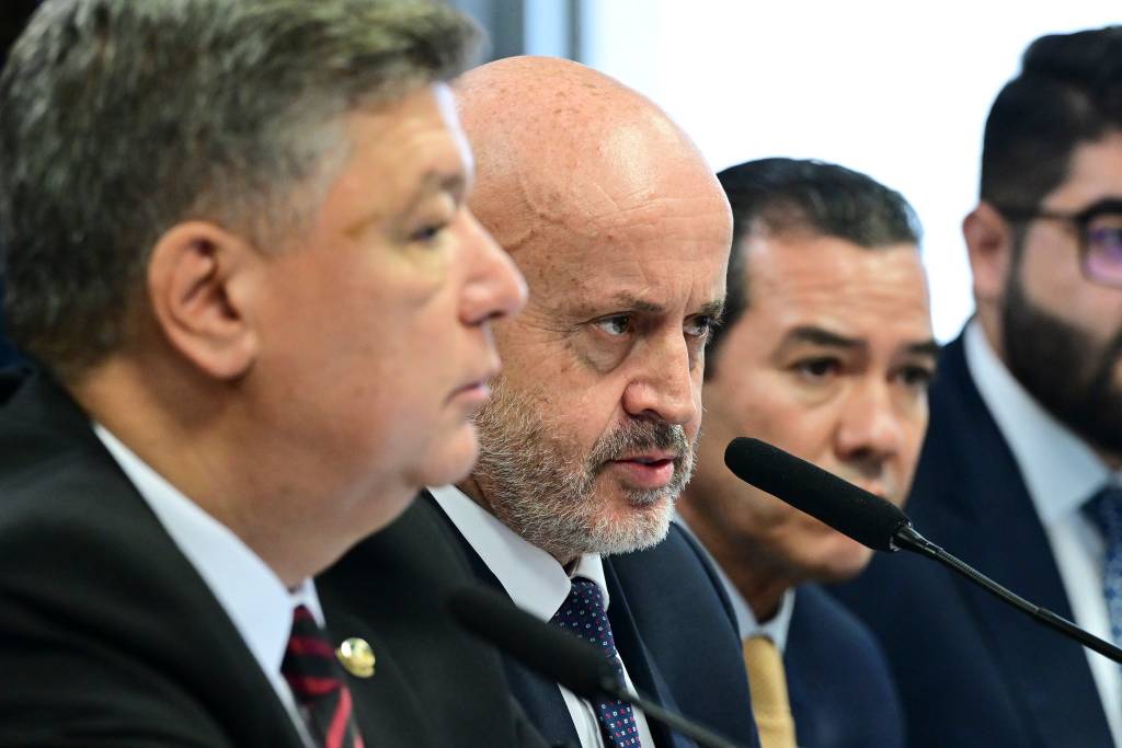 ‘Careca do INSS’ presta contas à CPMI e Zambelli volta às redes sociais