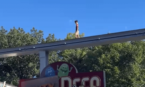 Momento em que menino caminha, perdido e confuso, pelo monotrilho do parque de diversões na Pensilvânia, nos Estados Unidos. 30/08/2025
