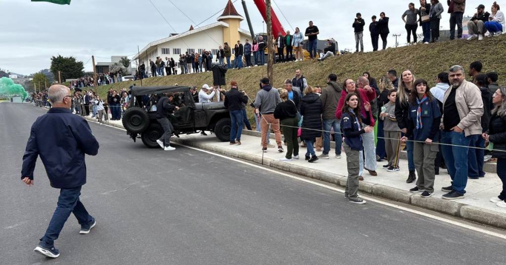 VÍDEO: Jipe atropela público no desfile do 7 de Setembro em SC
