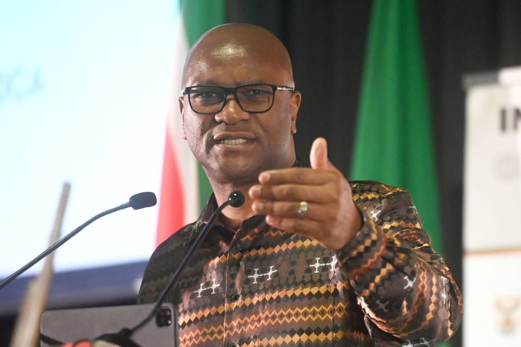 Embaixador sul-africano na França é encontrado morto em hotel de luxo em Paris