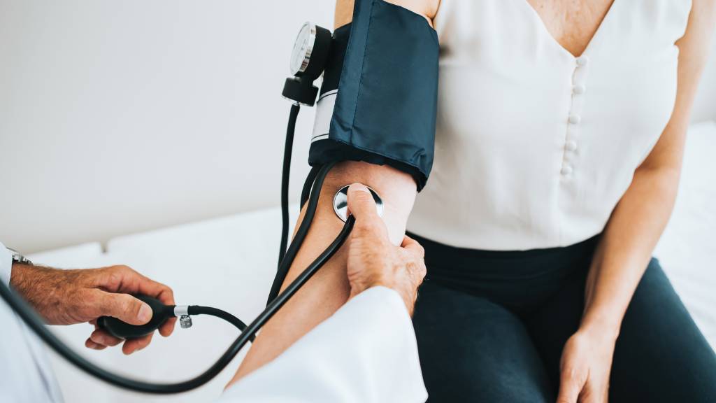 Menos que 12 por 8: o que diz a nova diretriz nacional de controle da pressão alta