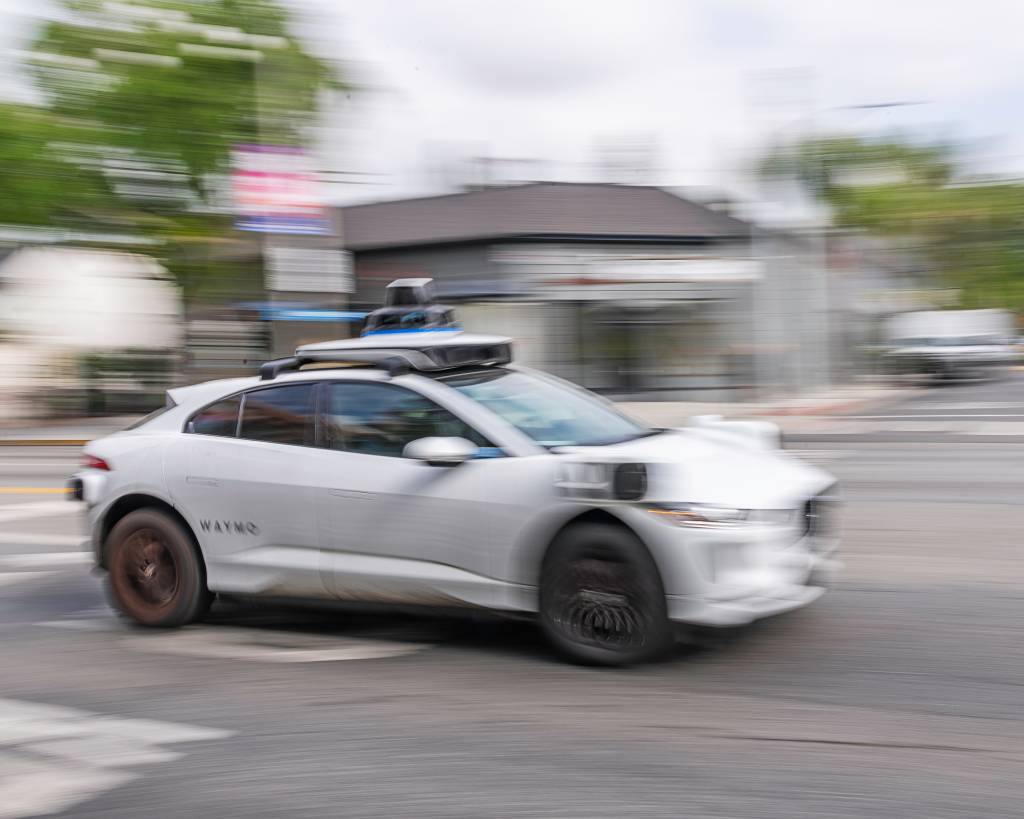 Robô táxi atropela gato e provoca revolta