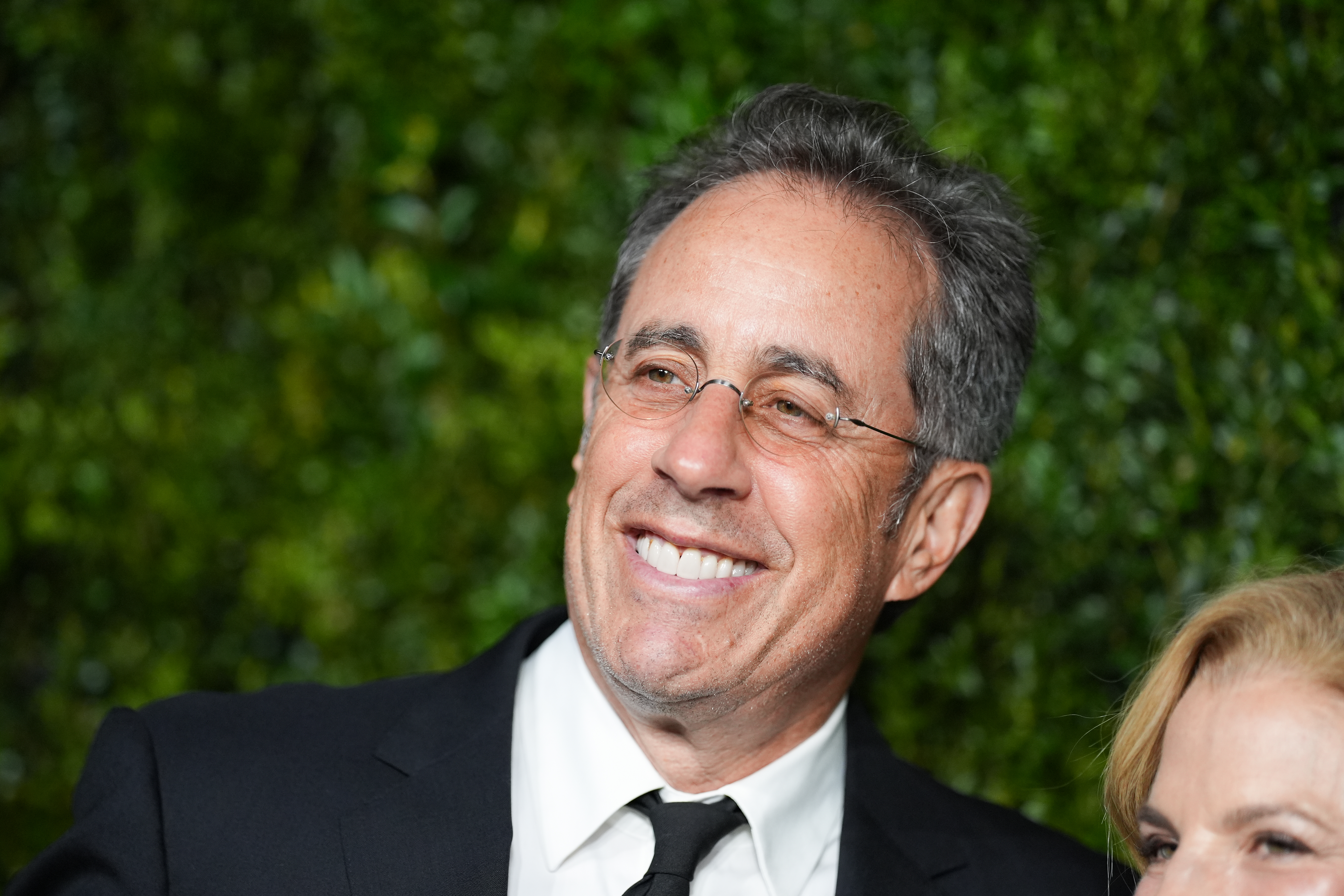 Artistas portugueses cancelam participação em festival com Jerry Seinfeld; saiba motivo