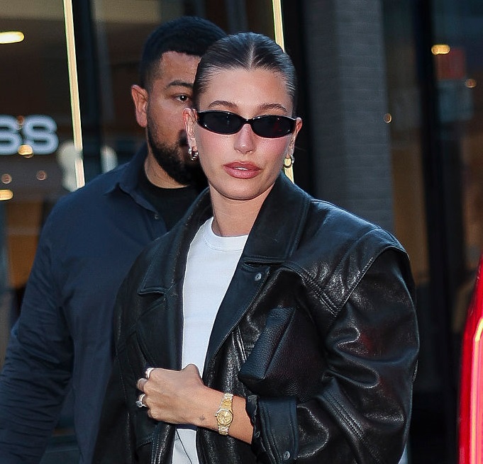 Como Hailey Bieber transformou um look simples em um “revival fashion” de Grease?