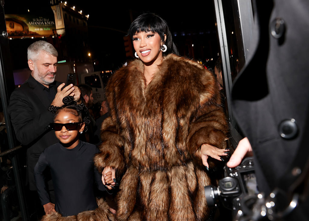 Cardi B está grávida. Como a futura mamãe pretende chacoalhar a moda gestante?