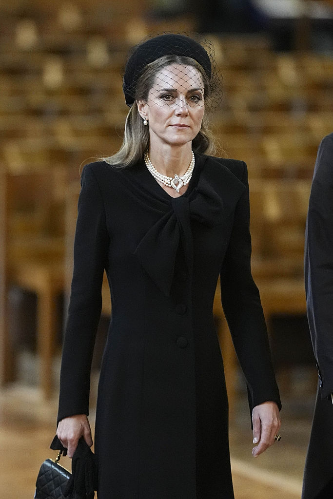 Kate Middleton veste casaco Catherine Walker, chap&eacute;u Jane Taylor e colar de p&eacute;rolas Garrard do acervo pessoal da Rainha Elizabeth II