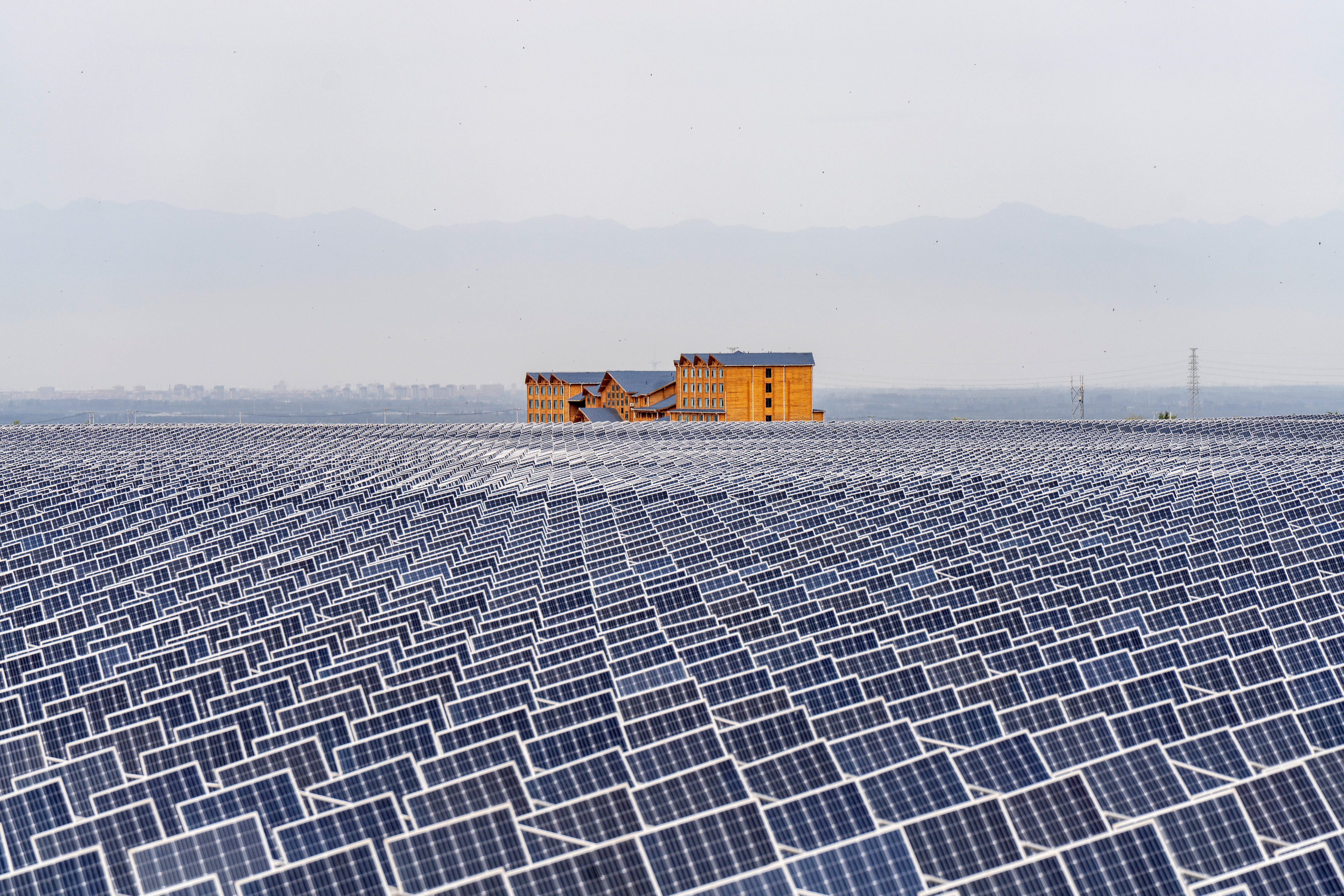 Painéis solares em base industrial integrada de agricultura e energia fotovoltaica em Yinchuan, na região autônoma de Ningxia, China, em 16 de setembro de 2025. País planeja mais do que dobrar sua capacidade de armazenamento de energia nos próximos dois anos
