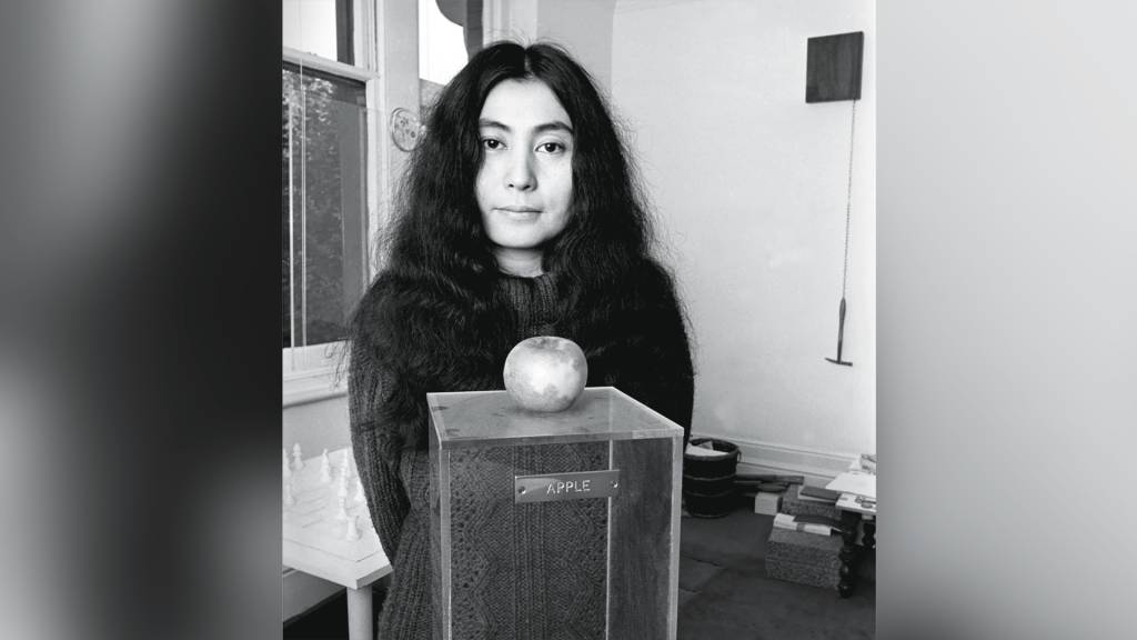 Os argumentos de nova biografia para redimir Yoko Ono do papel de vilã