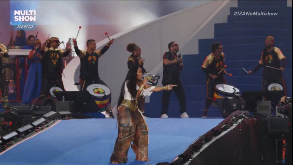 Iza leva o Olodum para o palco do The Town e exalta negritude