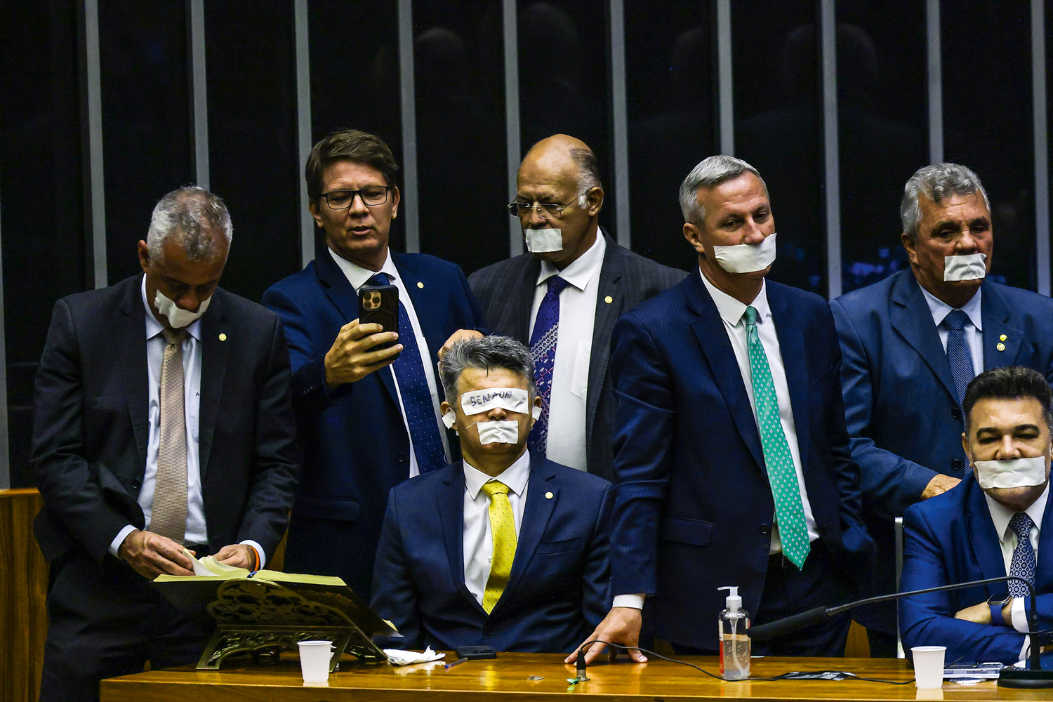 ANISTIA - Deputados denunciam censura e obstruem plen&aacute;rio