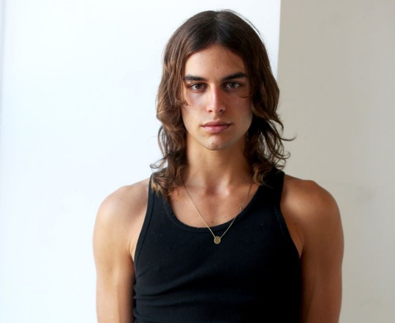 Nepobaby das passarelas, modelo queer Fernando Casablancas chega ao Brasil
