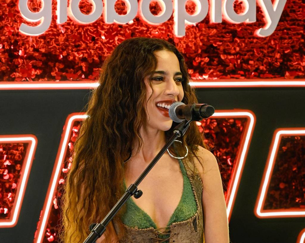 The Town: Sem palco oficial, Marina Sena se vira em show de stand