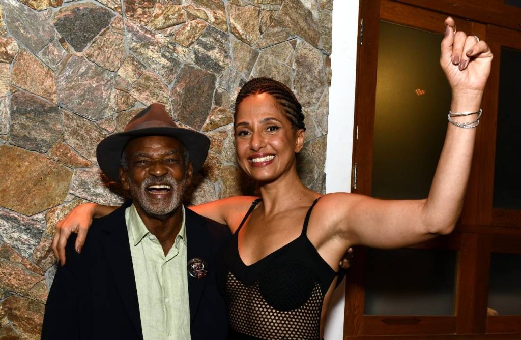 O estranho vestido ‘mostra tudo’ de Camila Pitanga em estreia de filme