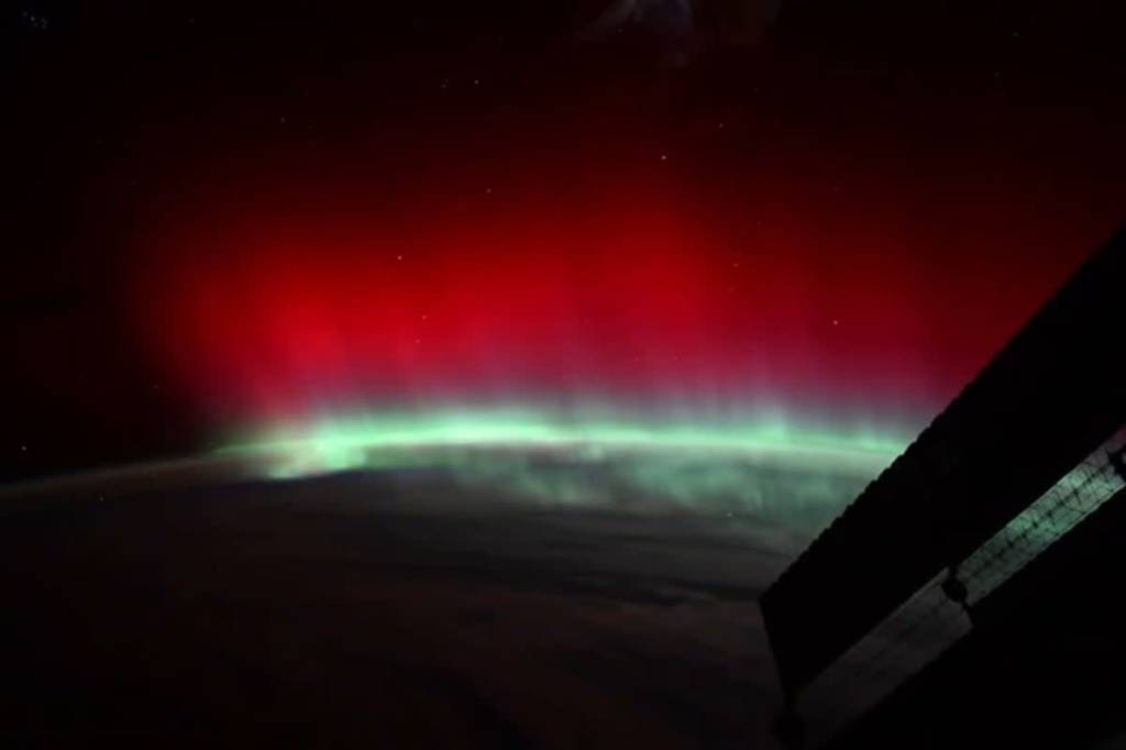 Aurora vermelha ilumina a Terra em registro inédito de astronauta da Nasa