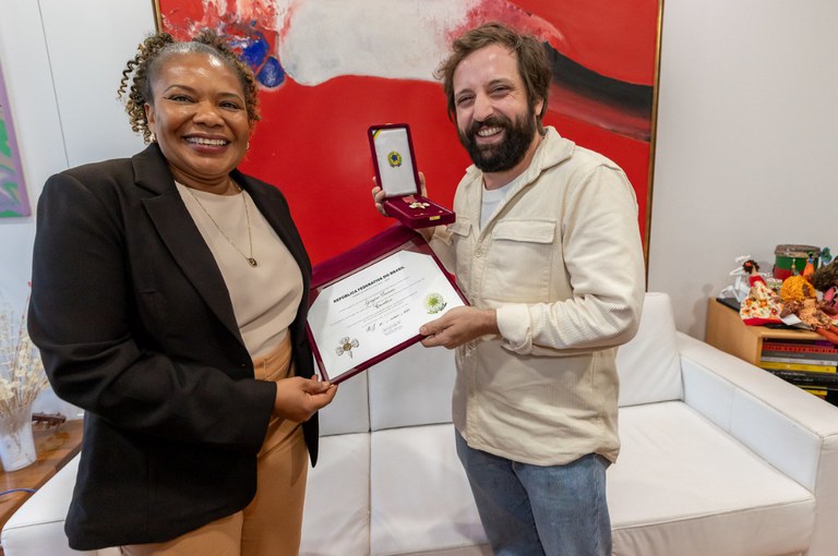Reação de Gregorio Duvivier ao receber homenagem do Ministério da Cultura