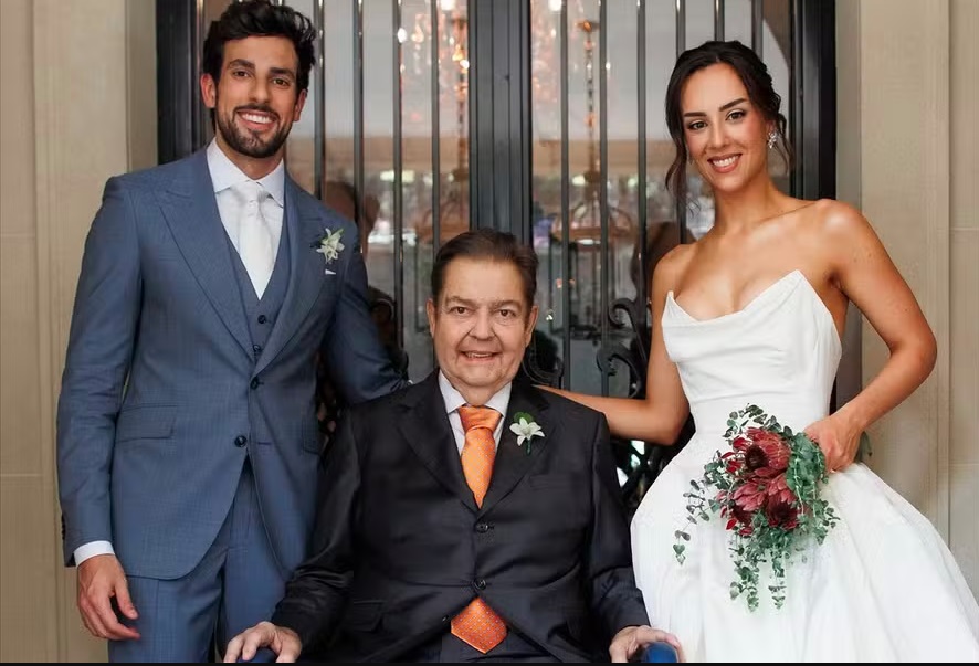 Em cadeira de rodas, Faustão marca presença no casamento da filha