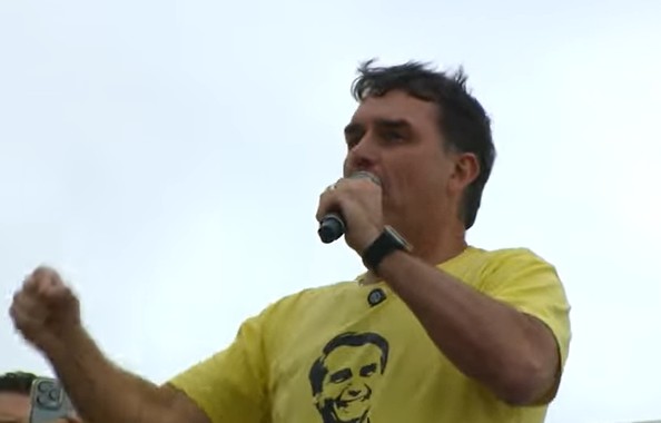 Flávio Bolsonaro pede que apoiadores ‘evitem a PF’