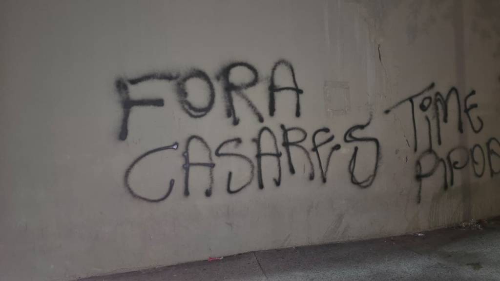 Os protestos da torcida do São Paulo após vexame em casa na Libertadores