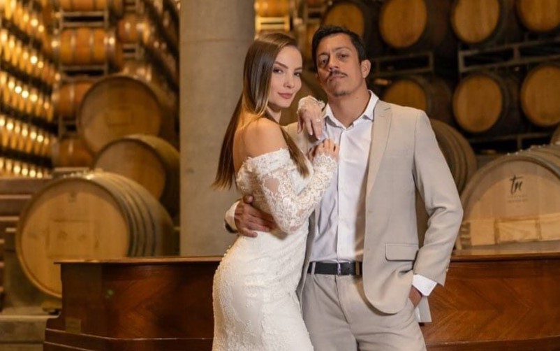 Humorista divulga bizarra lista de presentes com preço para seu casamento