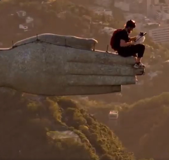 VÍDEO: Homem invade Cristo e salta de paraquedas da mão do monumento