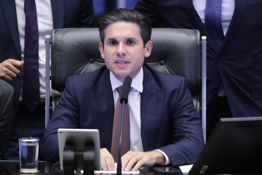 Insatisfeitos, Motta e Alcolumbre não vão à sanção da reforma do IR