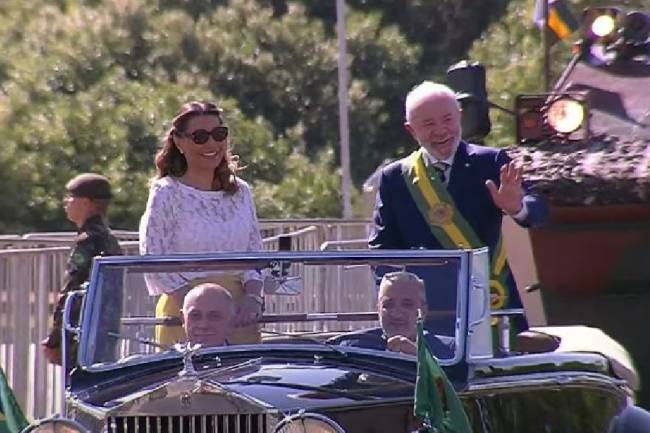 Janja e Lula desfilam em carro aberto no 7 de Setembro