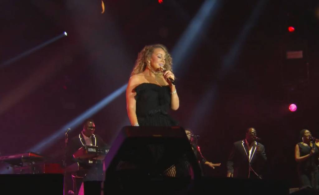 O motivo de Mariah Carey quase não se mexer em show: paradinha