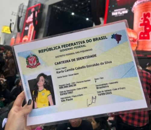 Cubana, Camila Cabello exibe ‘RG brasileiro’ a fãs: The Town
