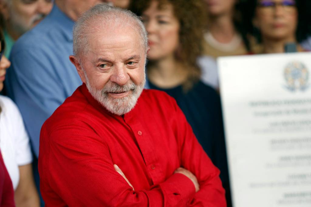 Casa, gás e luz grátis, as ofertas de Lula aos eleitores pobres