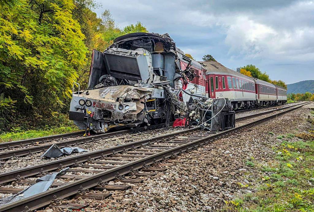 Colisão de trens na Eslováquia deixa mais de 60 feridos; veja vídeo