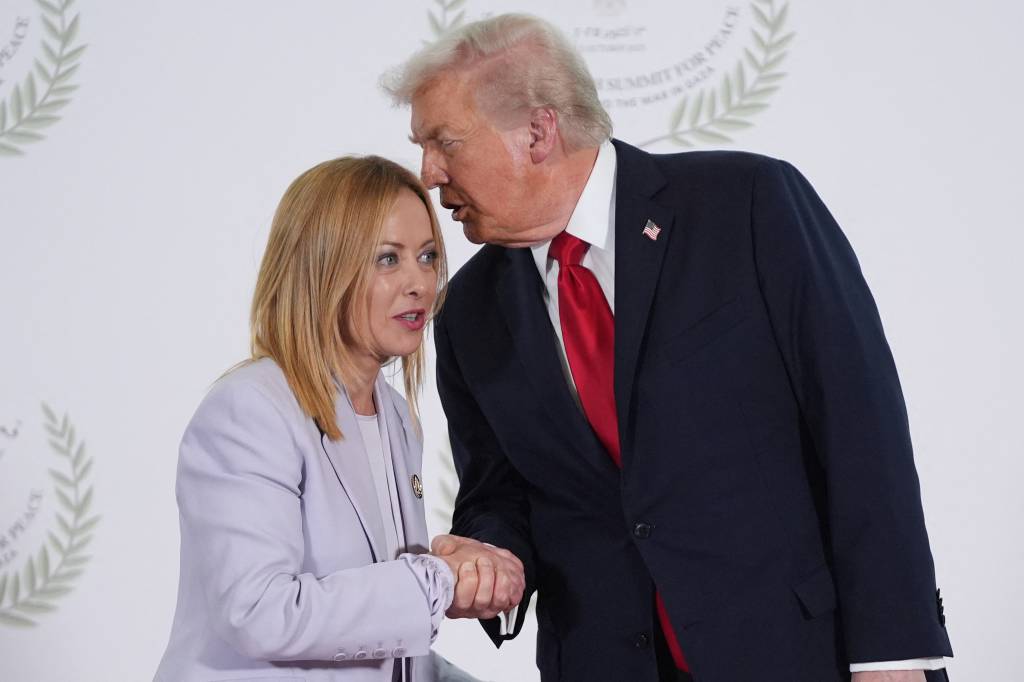 Trump dá ‘cantada’ em Meloni e diz que premiê italiana é ‘linda’; veja vídeo