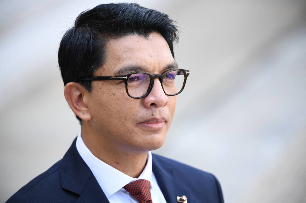 Presidente de Madagascar sofre impeachment e militares dissidentes anunciam tomada de poder