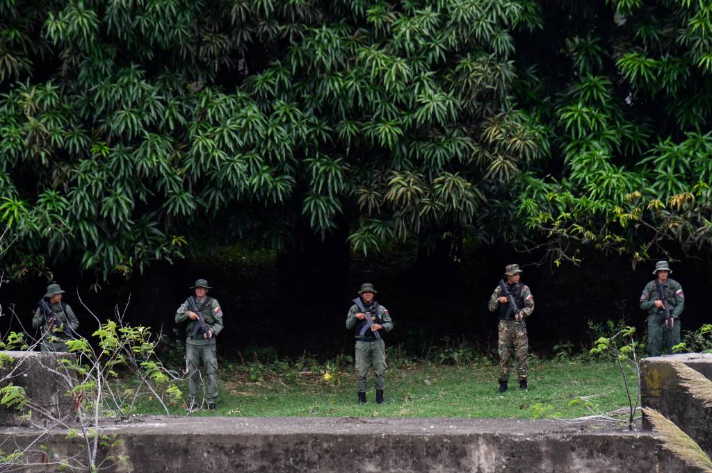 De olho nos EUA, Venezuela realiza exercícios militares de defesa por todo o litoral