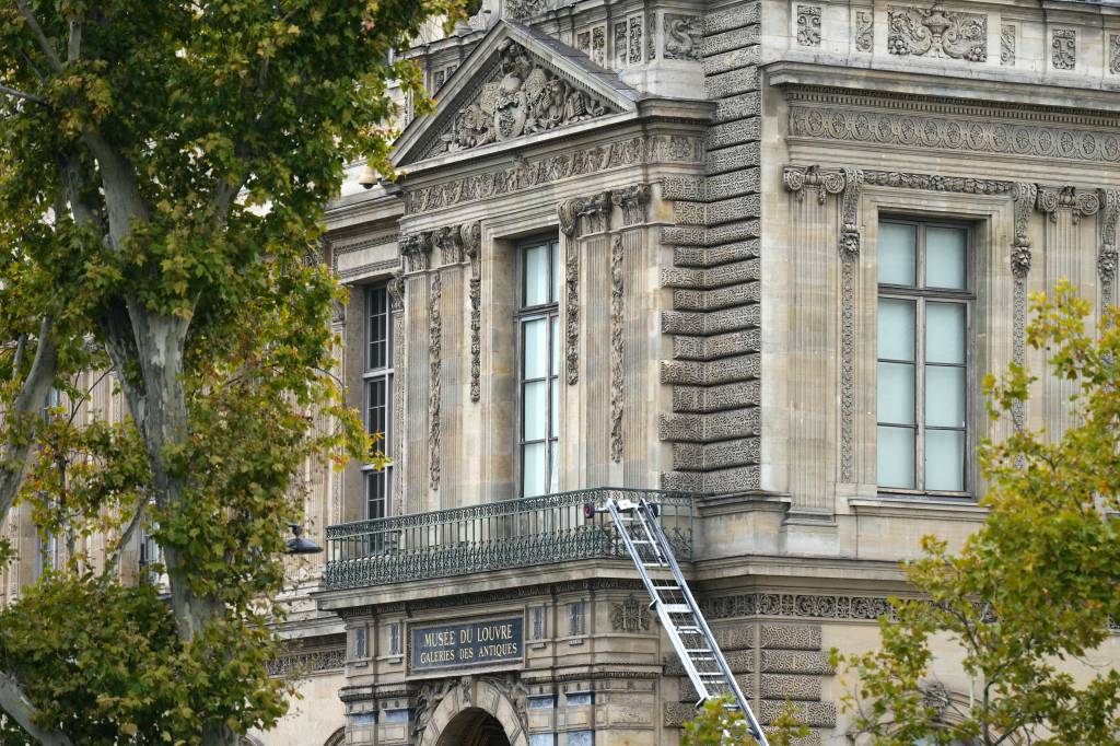 ‘Quando é preciso ser rápido’: fabricante de elevador usado no roubo ao Louvre viraliza com propaganda