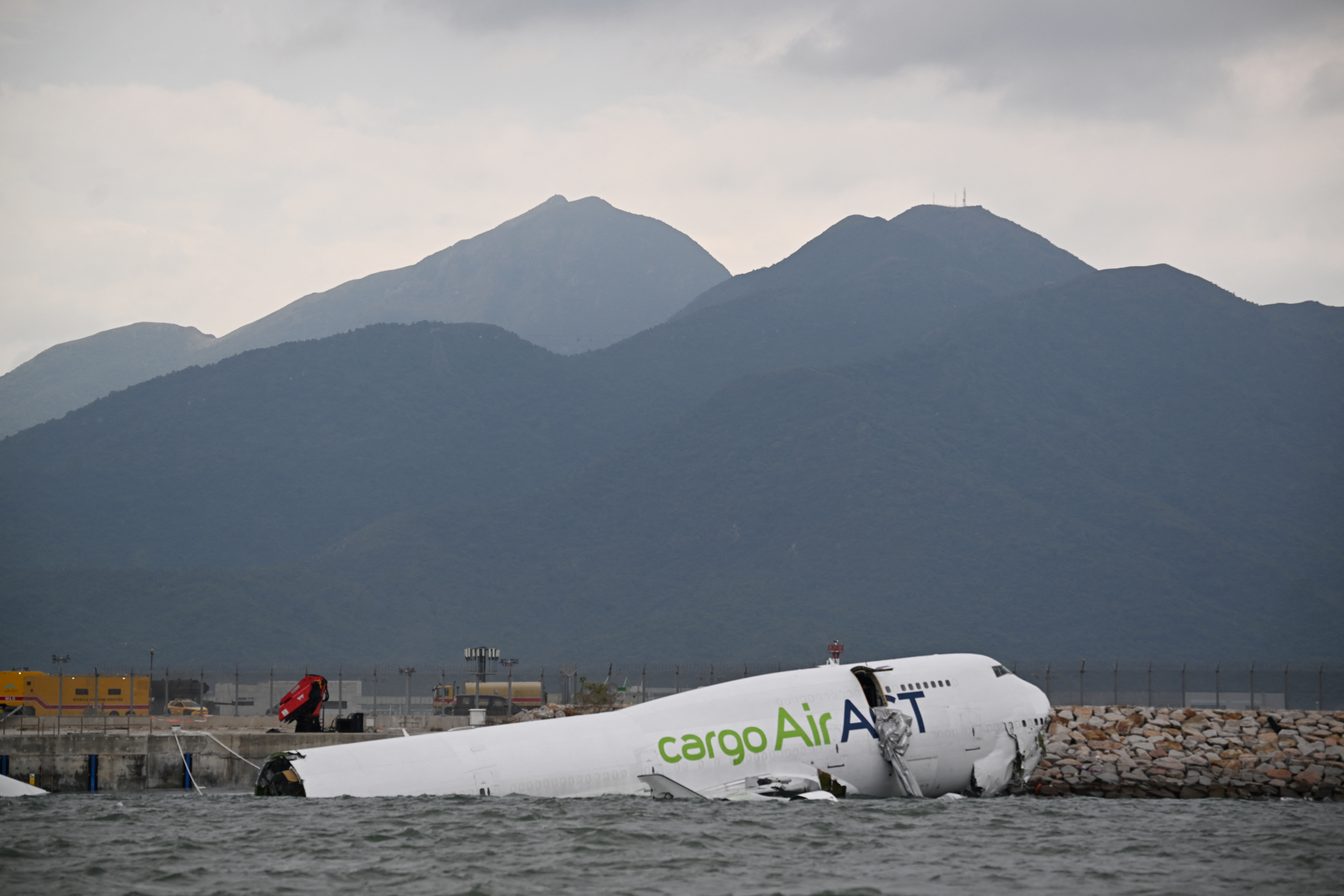 Avião de carga derrapa, cai no mar durante pouso e deixa dois mortos em Hong Kong