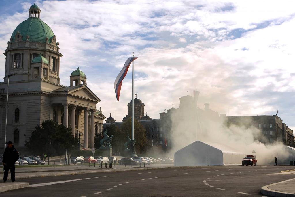 Vídeo: atirador abre fogo em frente ao Parlamento da Sérvia