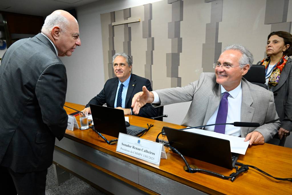 À espera de acordo, Calheiros adia mais uma vez votação da MP do IOF