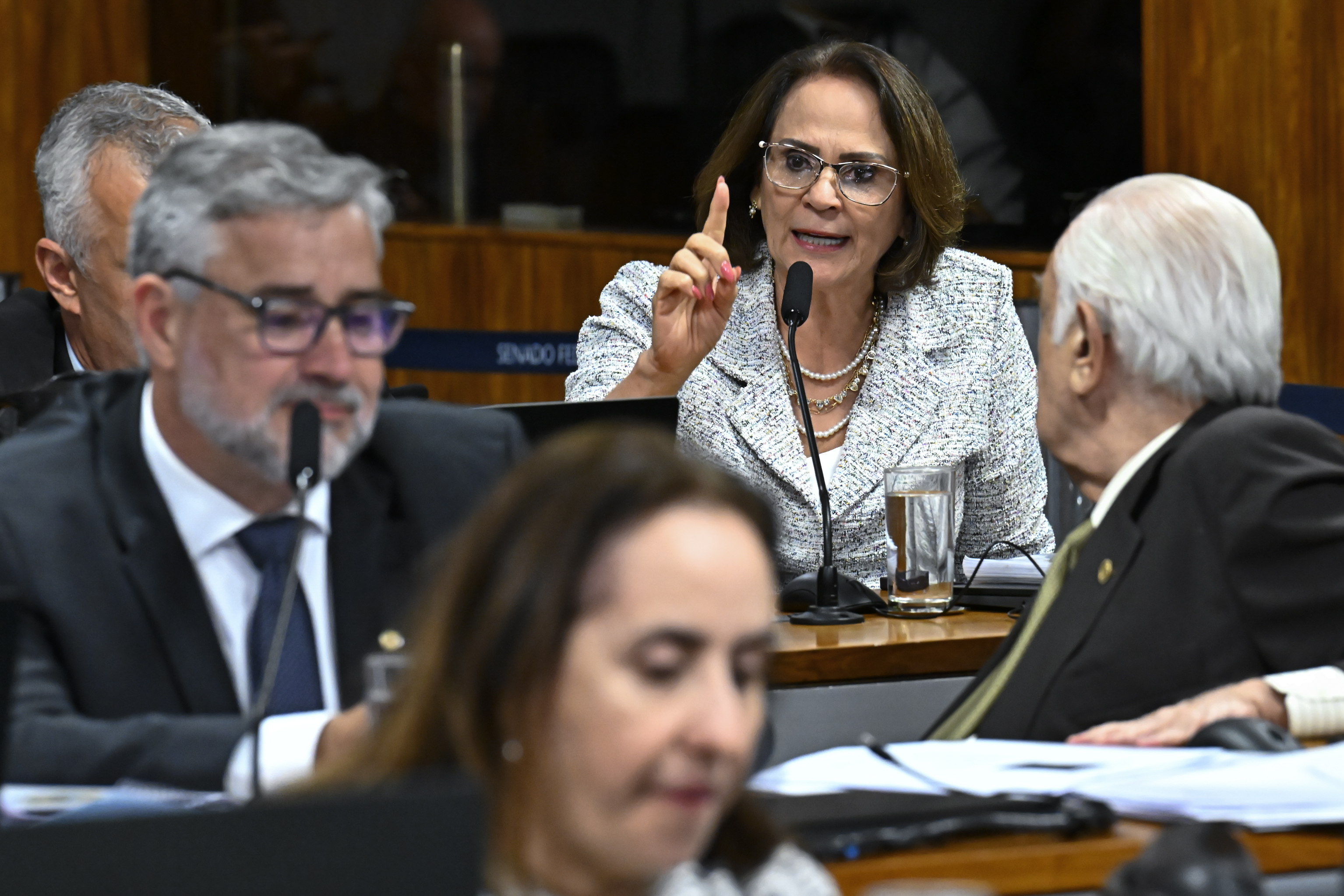 A senadora Damares Alves, ao fundo, e o deputado federal Paulo Pimenta, na CPMI do INSS na última segunda-feira, 20
